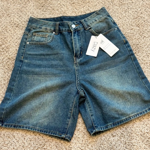 NWT Dazy Wide-Leg Denim Shorts Size M | Festival Concert K-Pop Streetwear - Picture 1 of 8